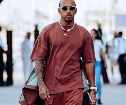  LEWIS HAMILTON A PURTAT PRODUSE DIN COLECȚIA TOAMNA 2023 TOMMY JEANS LA QATAR GRAND PRIX 