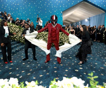 TOMMY HILFIGER ADUCE HOLLYWOODUL LA MET GALA, IAR DAMSON IDRIS ÎȘI FACE O INTRARE EMBLEMATICĂ ÎN MAȘINA DIN FILMUL F1