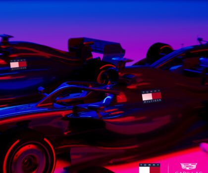 TOMMY HILFIGER SE ALĂTURĂ ECHIPEI CADILLAC FORMULA 1® CA PARTENER VESTIMENTAR OFICIAL