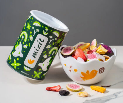 Mixit aduce aromele tropicale în vacanță: fructe exotice liofilizate și gustări practice pentru drum, plajă și rucsac