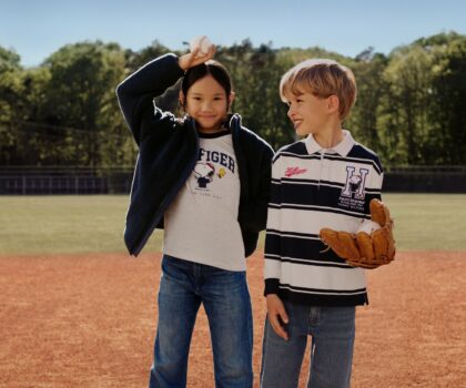 TOMMY HILFIGER COLABOREAZĂ CU PEANUTS PENTRU A ADUCE FARMECUL STILULUI VARSITY ÎN ARTICOLELE PREFERATE PENTRU BACK TO SCHOOL