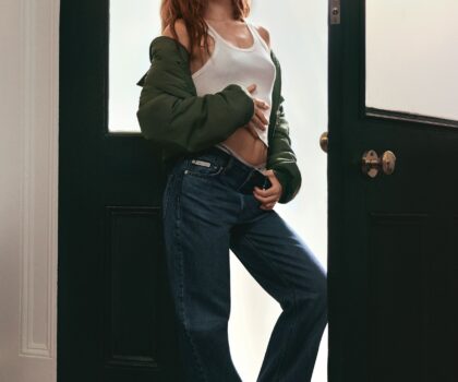 Calvin Klein lansează campania de toamnă 2026 dedicată denimului „Feel the Fit”, având-o ca protagonistă pe Sadie Sink